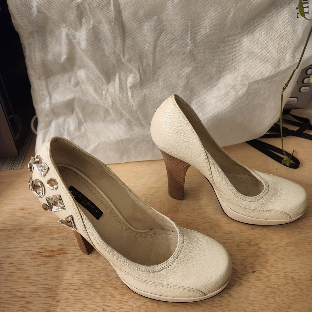 Shoe's - Picture 2 of 2
